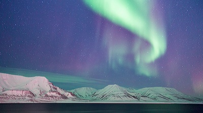 Svalbard – med magisk nordlys og vakre blåtoner